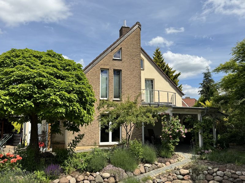 Ludwigsfelde: Einfamilienhaus auf großem Grundstück mit Terrasse und Garten